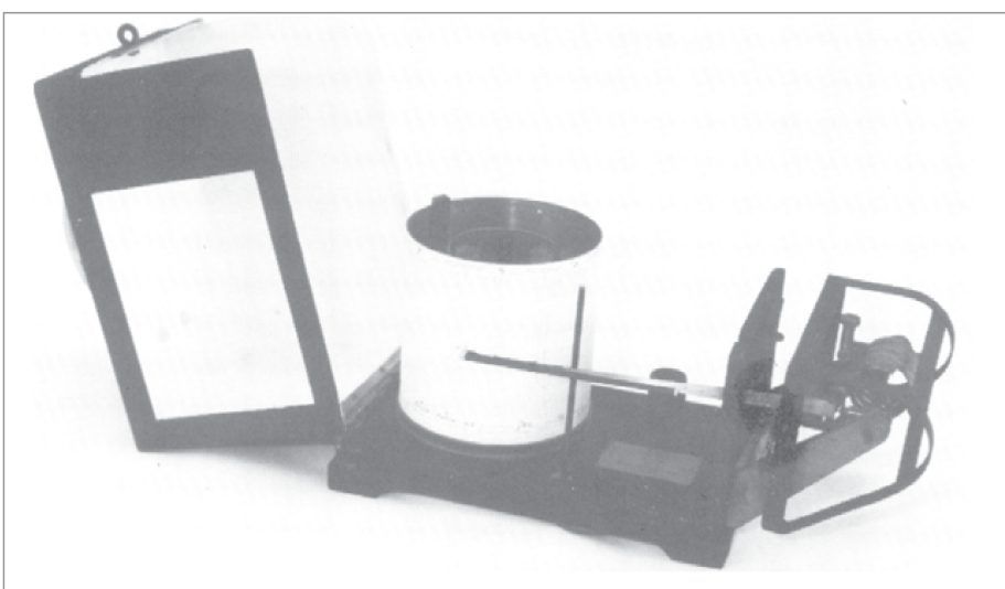 Thermograph: a clockwork drum carrying a chart and a pen arm that records temperature.